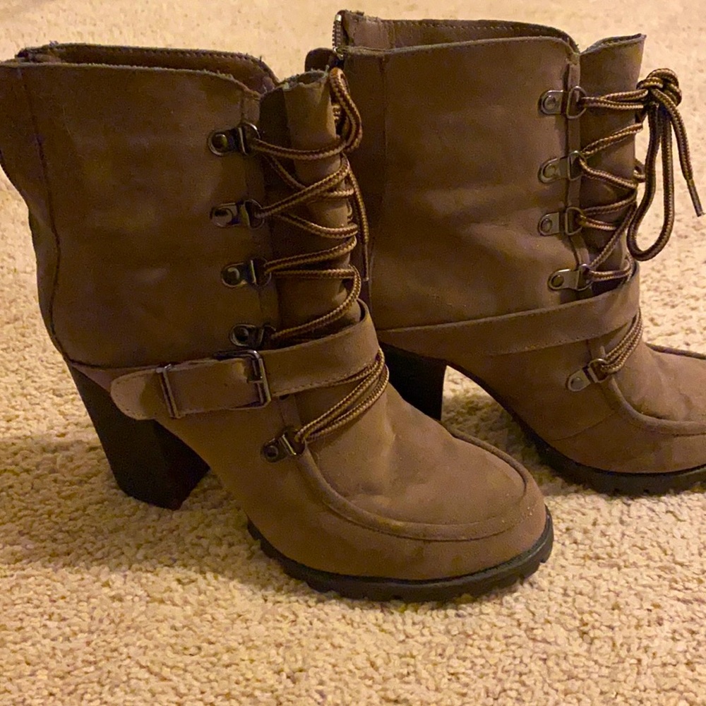 Shoe dazzle 7.5 brown boots with heel.